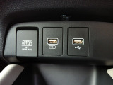 パーキングセンサーや横滑りを防ぐVSA等のスイッチ類は運転席の右側、手の届きやすい位置にあります。
