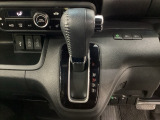 CVT車のセレクトレバーです。低速から高速まで、変速ショックのないスムーズな走りを実現するとともに、エンジン効率のよい領域を維持することで燃費にも貢献します。
