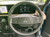 ステアリングには複数のスイッチが配置され、手元で車内機能を扱いやすい仕様です。メーターを見ながら必要な操作を行えるため、日常の運転を支えてくれます。
