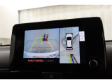 パノラミックビューモニター付きです。車両を上から見たような映像をディスプレイオーディオ画面に表示。運転席からの目視だけでは見にくい、車両周辺の状況をリアルタイムでしっかり確認できます。