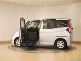 乗り降りをサポートする助手席リフトアップシート装着のウェルキャブ車