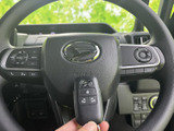 手元にオーディオや電話関連のスイッチがまとまり、運転姿勢を保ちながら必要な操作を行いやすい配置です。ボタンの表示も見分けやすく、日常使いに便利です。