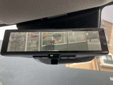 インテリジェントルームミラーは、大きな荷物や後席に背の高い人が乗車した時などでも関係なく後方の確認が出来て安心ですまた、夜間の後続車のライトも眩しさが軽減されます。