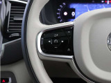 前方車を自動追従するアダプティブクルーズコントロールに加え、ステアリング操舵も行う進化型クルーズ『パイロットアシスト』を搭載。車体を車線内へと適正に維持しつつ先行車を忠実に追従します。