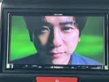 停車中にテレビ番組を視聴できる画面を備えています。画面内に映像が大きく表示され、休憩時間などに番組を楽しめます。車内で過ごすひとときにも便利です。