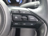 レーダークルーズコントロール使用時に、同一車線内中央を走行できるよう操舵を支援するレーントレーシングアシスト[LTA]が装着されています。