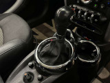 操作するたびにMINIらしさを感じる、個性的でスタイリッシュなシフトレバー。