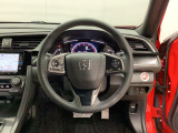 【運転席】運転席まわりには十分なスペースがあり、大柄な方でもゆったり運転していただける環境です。