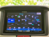 ラジオやディスク、Bluetoothなど複数の音源がメニューに表示され、使いたい項目を選びやすい画面です。接続状況も確認しやすく、日々の移動中に好みの音楽を楽しむ際に活用できます。