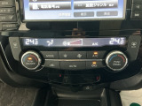 【左右独立オートエアコン】左右席で独立温度コントロールが可能です。運転席はキンキンに冷やして助手席はマイルドにと言った設定が可能です☆暑さ寒さでケンカすることもなくなりますね♪