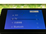 AMラジオやテレビ、Bluetoothなどの選択肢が画面に並び、使いたい音源や情報を選びやすい構成です。表示を見ながら切り替えられるため、日常の車内時間に活用できます。