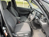運転席まわりまで見渡しやすく、前方の視界を確保しやすいレイアウトです。座面と背もたれにゆとりが感じられ、日常の乗り降りもスムーズに行えます。
