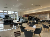 県内屈指の大型店舗です。駐車場も広々確保♪様々な試乗車をご用意しておりますので気になる車両があればお気軽に申しつけください。