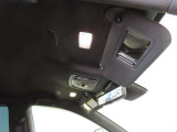 サンバイザーには、バニティーミラー付いてます。照明も付いていて便利です。