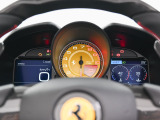 イエローのレブカウンターを装着しております。左右のディスプレイには車両状態などを表示できます。