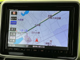 現在地や周辺の道路、施設情報を画面で確認でき、初めての場所へ向かう際にも道順を把握しやすい地図表示です。目的地までの移動をサポートする、日常使いに便利な装備としてご活用いただけます。