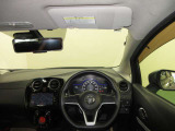 ドライバー目線で、使いやすく安全操作性と良好な視界を実現した運転席です。