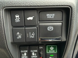 安全運転支援システム「Honda SENSING」、横滑りを制御しクルマを安定させるVSA機能を搭載。運転席とリアゲート本体に開閉スイッチを装備し、とても便利な電動リアゲート!
