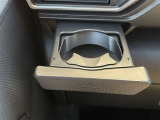 格納式のドリンクホルダー付きです。使わない時は格納しておくと、車内もスッキリします。