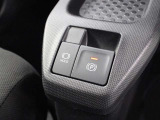 「HOLD」スイッチを押し、システムONの状態にしておくことで、渋滞や信号待ちなどでブレーキを踏んで停車した時にブレーキペダルから足を離してもブレーキを保持するので安心です。
