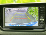後方の様子とガイド線が画面に表示され、駐車時に周囲との距離感を確認する際に便利です。車両周辺を目視でも確かめながら、狭い場所での駐車をサポートします。
