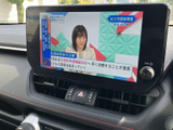 テレビ番組を画面で視聴でき、停車中の待ち時間を過ごす際にも活用できます。番組の映像と情報表示を確認しやすく、車内でくつろぐ時間に便利な装備です。