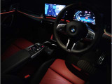 【コックピットシート】BMW車の主役席。車体中央にくる様に配置し車両重心とが一致する事でドライバーと車との一体感あるドライビングを実現。人間工学に基づき形成した形状が長時間のドライブ疲労も軽減します!