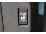 リア左側はパワースライドドアで、開閉には運転席のスイッチ、またはスライドドアのドアハンドルを少し引くだけで自動開閉します。