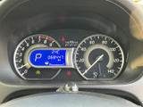 速度やエンジン回転数に加え、シフト位置などの情報を運転席からひと目で確認できます。中央の表示も見やすく整理されており、運転に必要な情報を把握しやすいメーターレイアウトです。