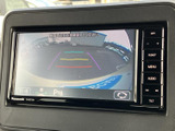 後方の様子を画面で確認でき、駐車時や車庫入れの際の目安になります。ガイド表示も備わっているため、周囲を直接確認しながら後退する場面で活用できる装備です。