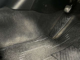 運転席足元のカーペット部分に擦れによる傷みがあります。