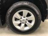 17インチ純正アルミホイール(265/65R17)装着です。
