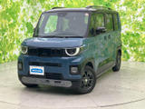 角張ったボディに丸みを帯びたヘッドライトを組み合わせ、親しみやすさと力強さを両立。落ち着いたブルーの車体が街並みに映え、印象的な佇まいです。