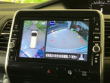 後方の映像に加えて車両周囲を見渡す表示もあり、駐車スペースへの出入りを確認しやすい画面です。画面の案内を目安にしながら、周囲を直接確認する際にも役立つ便利な装備です。