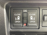 【両側パワースライドドア】スマートキーや運転席のスイッチで後席両側スライドドアの開閉が可能♪電動だから力を入れてドアを開ける必要が無く、小さなお子様でも簡単に開け閉めでき快適です♪