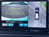 後方映像に加えて車両周囲の俯瞰表示も確認でき、駐車時に周囲との距離を把握する目安になります。画面のガイド表示も見やすく、バックでの駐車をサポートします。
