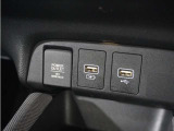◆USBチャージャー、12Vの電源ソケット◆使いやすい場所に装備されています。