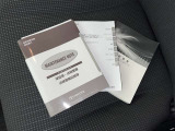 メンテナンスノート、取扱説明書です。 その車の整備記録が事細やかに記録されています。 車が生まれてから今までどのような道を歩んできたのか判るとても重要な物ですよ。