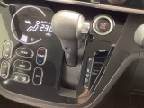 インパネシフトを採用しているので、前席の足元も広々としています。運転席と助手席の行き来もスムーズです!