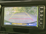 車両後方の映像に加え、目安となるガイド線も画面に表示されます。駐車時に周囲との距離感を確かめる際に役立ち、バックでの車庫入れや狭い場所での取り回しをサポートする装備です。