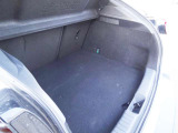 荷室の奥行きがわかるように撮影しています。
