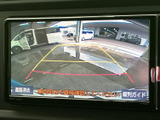車両後方の映像に加えて目安線が表示され、駐車時に後方の状況を確認する際に便利です。画面で周囲を確かめながら、車庫入れや駐車をサポートします。
