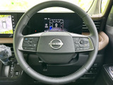 左右のスポークに各種スイッチが配置され、運転姿勢を保ちながら手元で操作しやすい設計です。メーターも正面に見渡せる配置で、運転に必要な情報を確認しやすくなっています。