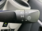 レバー上のマークで各種表示を確認しやすく、運転席から必要な操作を把握しやすい配置です。手元で扱える装備として、日々の運転時に視認しやすい点も魅力です。