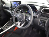 高いホールド性で運転姿勢が安定します。長距離ドライブでも疲れにくいのが魅力です。快適なドライビングライフをお送りください♪