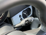 輸入車のため、ウィンカーレバーとワイパーレバーの配置は国産車と左右が逆となります。操作に慣れるまでは違和感がありますが、使用を重ねることで自然に扱えるようになります。