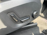 【運転席パワーシート】リクライニングからシートリフターまで、スイッチ一つで簡単にシートの微調整が可能!自分に最適なシートポジションにセットして、快適なドライブをお楽しみください。