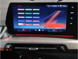 【アンビエントライト】アンビエントライトが加わる事で、車内空間に大きな違いが生まれます。特に夜間ドライブでは上質でラグジュアリーな車内を演出。ドライバー好みのイルミネーションをお楽しみ頂けます!