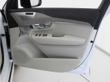運転席ドアの全景です。キャビンを彩るすべてのものに、機能を形にした美しさが備わっています。