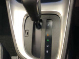 操作しやすいATシフトです。シフトチェンジを気にしなくてよいので運転だけに集中できますね。自然と手に届くところにある、手になじむ形状のシフトノブがいいですね。